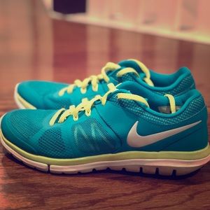 Gently worn women’s Nike running shoes.